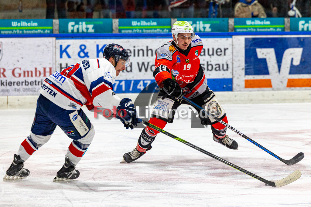 TSV Peißenberg Miners vs ESC Kempten SHARKS | Eishockey Bayernliga 2023/2024, TSV Peißenberg Miners vs ESC Kempten SHARKS, 20240121,
Duell zwischen Nikolas OPPENBERGER (SHARKS 10) und Matthäus LIDL (Miners 19),
2024-01-21 in Peißenberg (Eisstadion)
19 Matthäus LIDL (Miners 19), 10 Nikolas OPPENBERGER (SHARKS 10)
Copyright: WolfgangxLindner foto-lindner.de