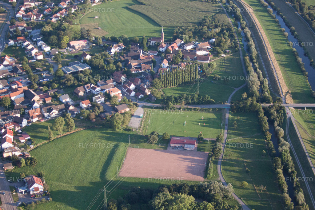 Luftbild: Fluß- Uferbereichen der Kinzig im Ortsteil Bühl in Offenburg im Bundesland Baden-Württemberg in Deutschland. Foto: IMG_59309.jpg vom 15.08.2013 durch Werner Riehm/FLY-FOTO.de