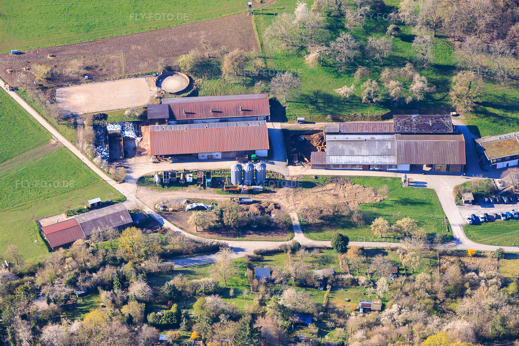 Luftbild: Bauernhof Bischoff im Ortsteil Dietlingen in Keltern im Bundesland Baden-Württemberg in Deutschland. Foto: IMG_154020.jpg vom 02.04.2026 durch Werner Riehm/FLY-FOTO.deAuflösung des Originals: 5438 x 3625 pxWWW.BAUERNHOF-BISCHOFF.DE