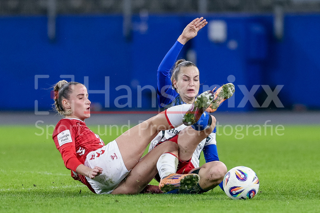 Fussball, Google Pixel Frauen-Bundesliga, Hamburger SV - 1. FC Köln | v.li.: Vanessa Leimenstoll (1. FC Köln, 29) und Emilia Hirche (Hamburger SV, 20) im Zweikampf, Duell, Dynamik, Aktion, Action, Spielszene, DIE DFB-RICHTLINIEN UNTERSAGEN JEGLICHE NUTZUNG VON FOTOS ALS SEQUENZBILDER UND/ODER VIDEOÄHNLICHE FOTOSTRECKEN. DFB REGULATIONS PROHIBIT ANY USE OF PHOTOGRAPHS AS IMAGE SEQUENCES AND/OR QUASI-VIDEO.