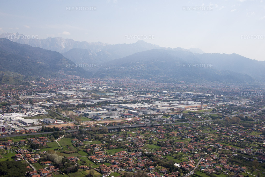 Luftbild: Ortsansicht in Avenza im Bundesland Toscana in Italien. Foto: IMG_087178.jpg vom 04.04.2016 durch Werner Riehm/FLY-FOTO.de