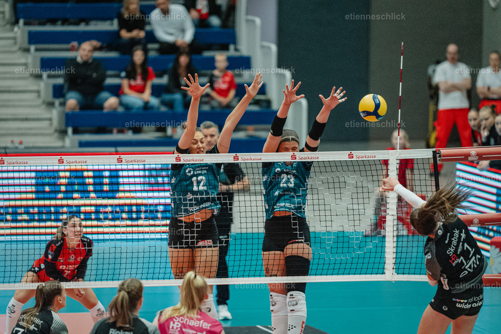 Dresdner SC - Binder Blaubären TSV Flacht, DEKRA 1. Bundesliga Frauen, Volleyball | Im Bild: Block durch Mette Marleen Pfeffer (12, Dresdner SC) und Mackenzie Foley (23, Dresdner SC)24.10.2026, Dresdner SC -  Binder Blaubären TSV Flacht, DEKRA 1. Bundesliga Frauen, Volleyball, Deutschland, Dresden, Cyberport Arena