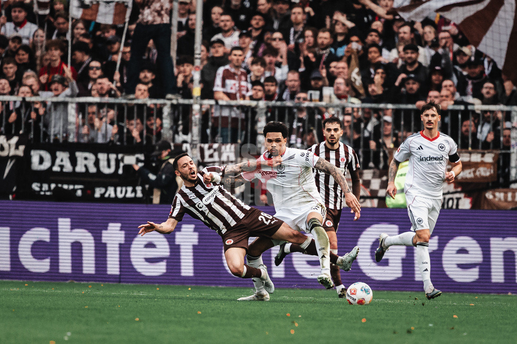 Fußball | Männer | Saison 2025/2026  | Fußball-Bundesliga | 25. Spieltag | FC St. Pauli vs. Eintracht Frankfurt | 08.03.2026 | v.l. Mathias Pereira Lage (#28, FC St. Pauli) gegen Nnamdi Collins (#34, Eintracht Frankfurt)