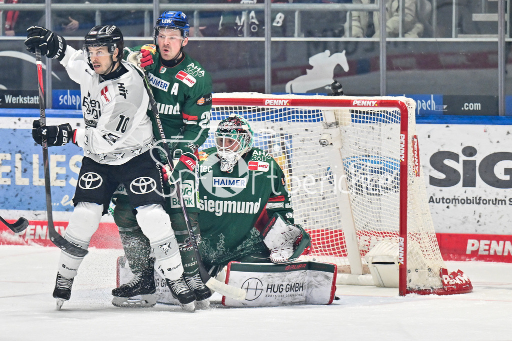 Augsburger Panther - Kölner Haie | AUGSBURG, GERMANY - 11. JANUARY: v. l. Tanner KERO (Kölner Haie 10), Cody KUNYK (Augsburger Panther 20) und Michael GARTEIG (Augsburger Panther 34 während dem Match zwischen den Augsburger Panthern und den Kölner Haien am 39. Spieltag der penny DEL im Curt Frenzel Stadion