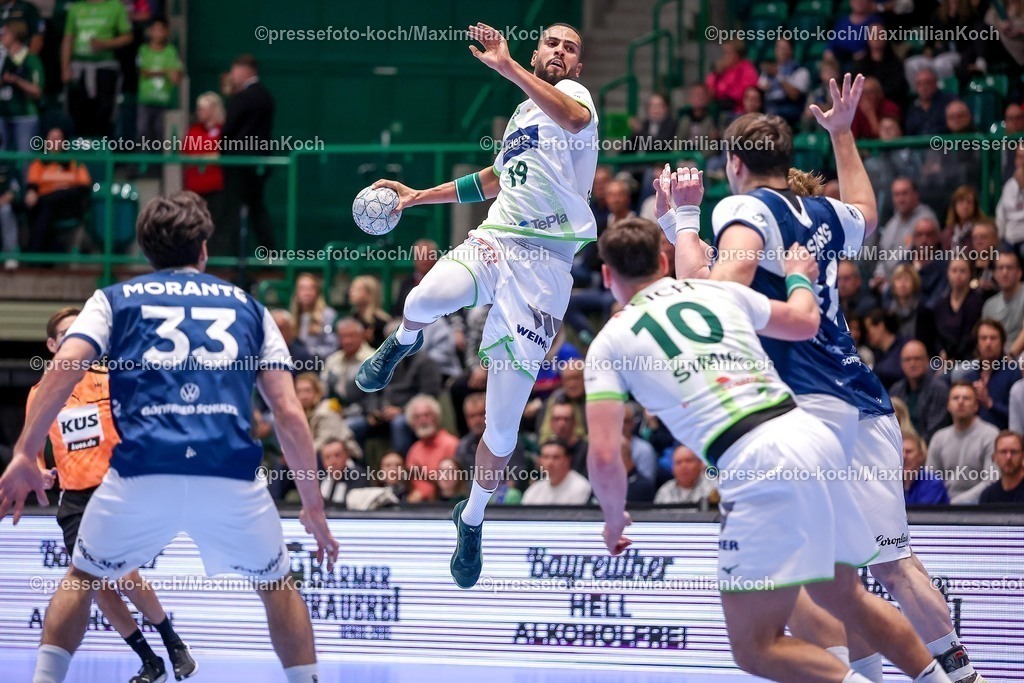 BHC09102501020 | 09.10.2025, Handball, HBL, Bergischer HC - HSG Wetzlar, Unihalle Wuppertal: Philipp Ahouansou (HSG Wetzlar #19) beim Wurft auf das Tor 