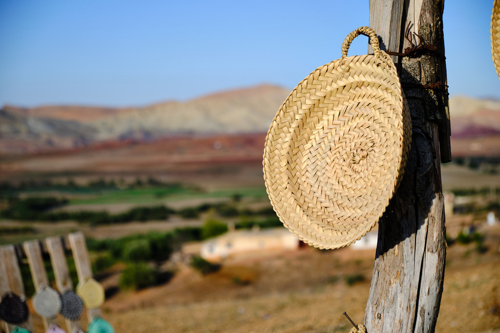 Strohkorb am Verkaufsstand | Marokko - November 11, 2024: Strohkorb am Verkaufsstand mit Blick in die Landschaft. - Realisiert mit Pictrs.com
