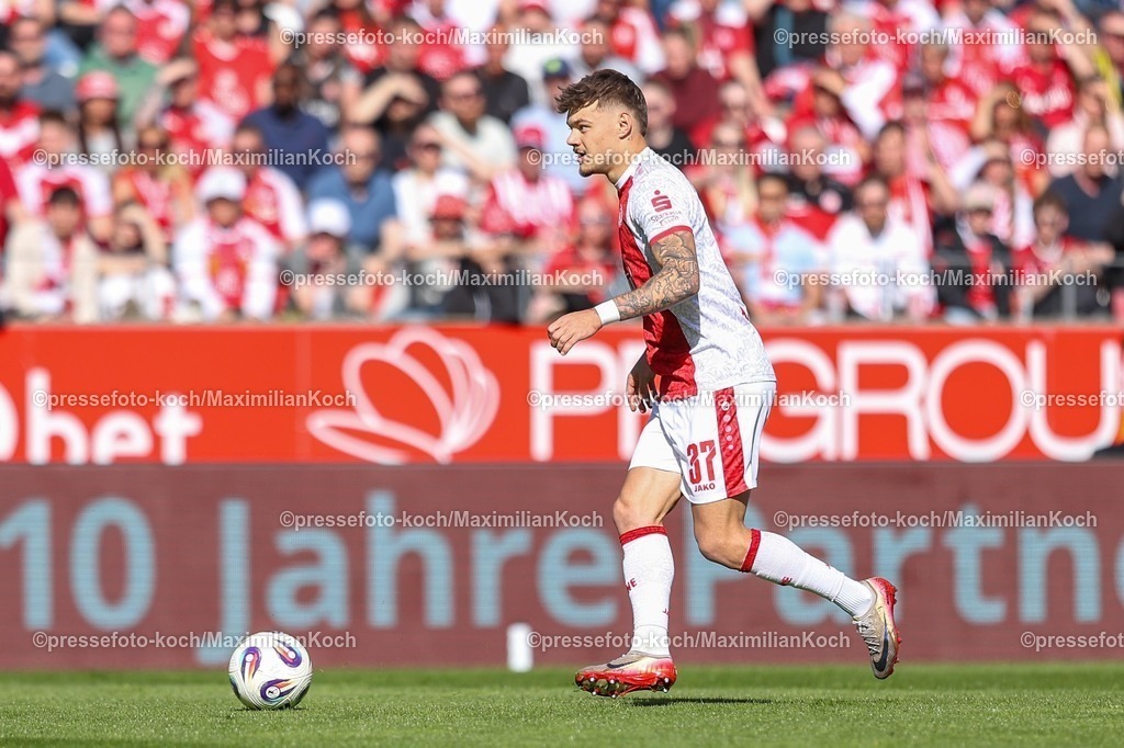 xKWIx26042601022 | 2026.04.26, xkwix, Fußball, 3.Liga, Rot-Weiss Essen - 1. FC Saarbrücken, Stadion an der Hafenstraße, 35.Spieltag, Saison 2025 / 2026: Jannik Hofmann (Rot-Weiss Essen #37) DFB regulations prohibit any use of photographs as image sequences and or quasi-video. Photo: xKamilxWilkowskixPressefotoKochx