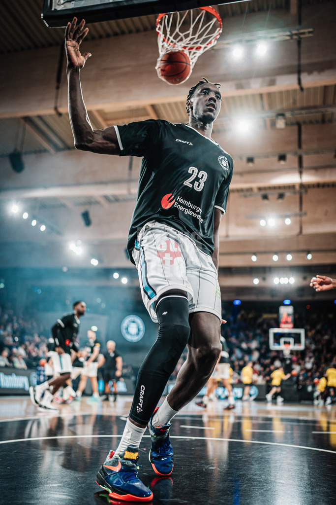 Basketball | Männer | Saison 2024/2025 | easyCredit Basketball Bundesliga | 12. Spieltag | Veolia Towers Hamburg vs. MHP Riesen Ludwigsburg | 21.12.2024 | Kur Kuath (#23, Veolia Towers Hamburg) beim Warmup