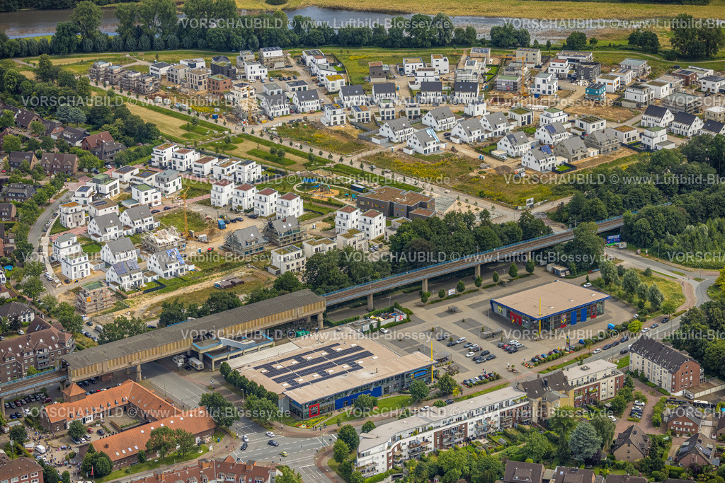 Duisburg240704367-Sued | Luftbild, Duisburg-Süd, Wohngebiet Angerbogen, Am Alten Angerbach, halbkreisförmige Neubau-Wohnsiedlung, Gewerbegebiet mit  Edeka E-Center Angerbogen, überdachter Bahnhof Angerbogen, Huckingen, Duisburg, Ruhrgebiet, Nordrhein-Westfalen, Deutschland