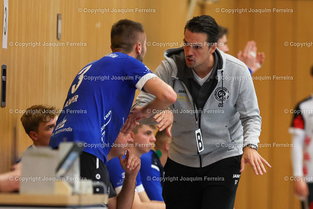 msgvshan_0732 | despor 2022.10.23 HB Männer Oberliga MSG Umstadt/Habitzheim - HSG Hanau II emspor, emonline, despor,  v.l.,  Luca Kemper (MSG Umstadt/Habitzheim), Trainer Oliver Schulz (MSG Umstadt/Habitzheim) gibt Anweisungen, gestikuliert, mit den Armen gestikulieren gives instructions, gesticulate.
 - Realisiert mit Pictrs.com