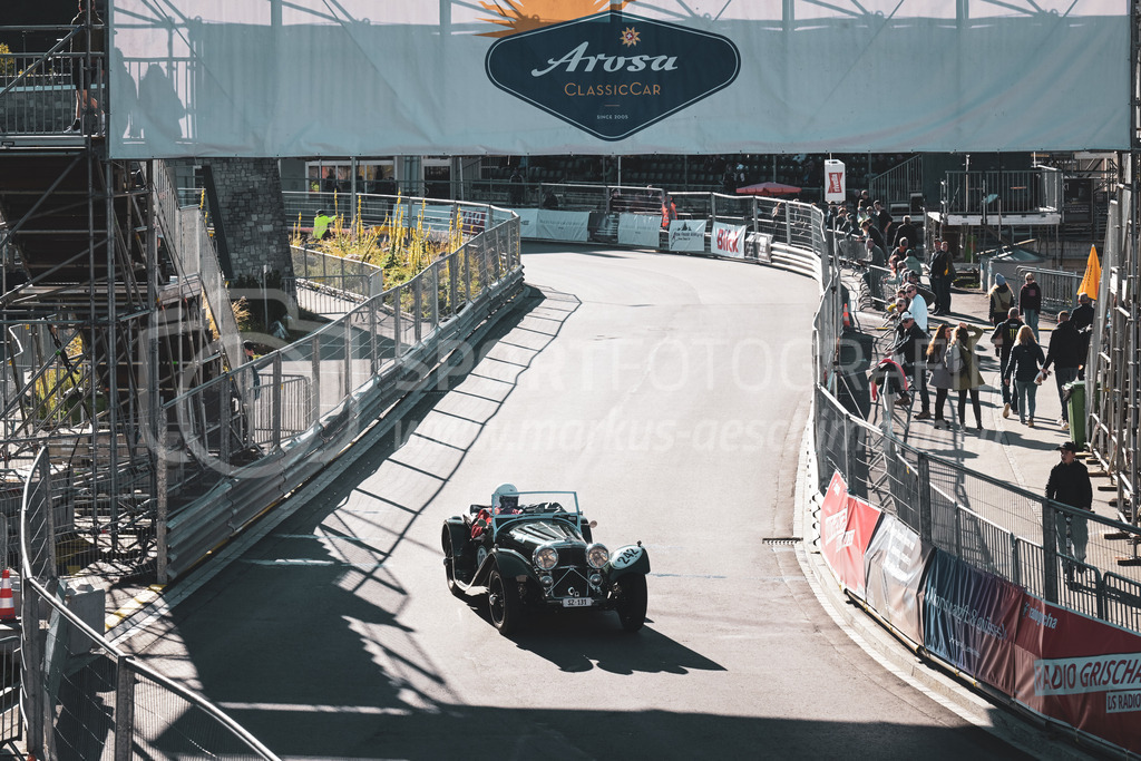 21. Arosa ClassicCar 2025 - 6. =September= 2025 | Dany Saredi aus Küssnacht (SUI) in einem Jaguar 100 SS Cars aus dem Jahre 1937 mit Startnummer 242 am Arosa ClassicCar 2025 in der Kategorie Classic Trophy..@arosaclassiccar, @arosa.official, #arosaclassiccar, #arosa, #76curves, #classiccarBild: Sportfotografie Markus Aeschimann | www.markus-aeschimann.ch - Realisiert mit Pictrs.com