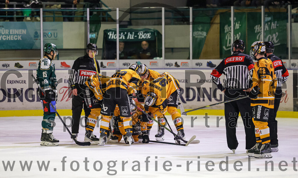 2025-11-02_135_TSV_Erding_gegen_EV_Fuessen | Erding, Deutschland, 02.11.2025:Eishockey, Oberliga Süd 2025 / 2026, 15. Spieltag, TSV Erding gegen EV Füssen, Endergebnis: 2:6Elias Maier (Erding Gladiators, #15)Foto: Christian Riedel / fotografie-riedel.net