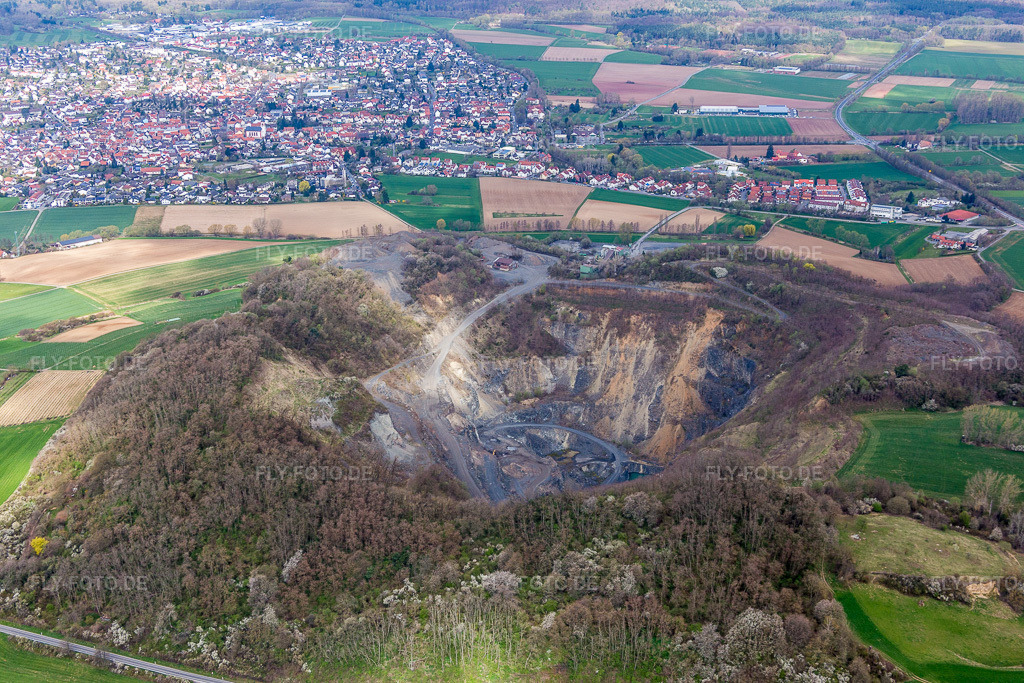 Luftbild: Steinbruch zum Abbau und zur Gewinnung von Basalt im Ortsteil Zeilhard in Roßdorf im Bundesland Hessen in Deutschland. Foto: IMG_077260.jpg vom 12.04.2015 durch Werner Riehm/FLY-FOTO.de