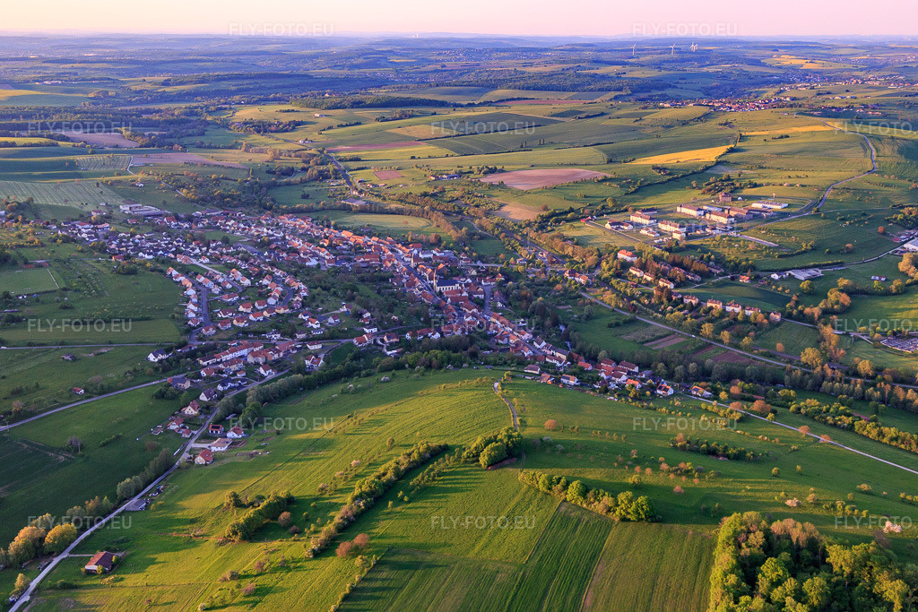 Vue aérienne: Aperçu des lieux depuis le sud à Oermingen dans le département Bas Rhin, France. Photo: IMG_145887.jpg prise le 30/04/2025 par Werner Riehm/FLY-FOTO.eu – Résolution de l'original: 5332 x 3555 px