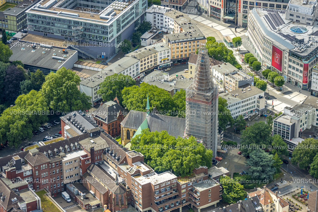Bochum240700762 | Luftbild, kath. Propsteikirche St. Peter und Paul, verhüllter Kirchturm für Renovierung und Sanierung, Gleisdreieck, Bochum, Ruhrgebiet, Nordrhein-Westfalen, Deutschland