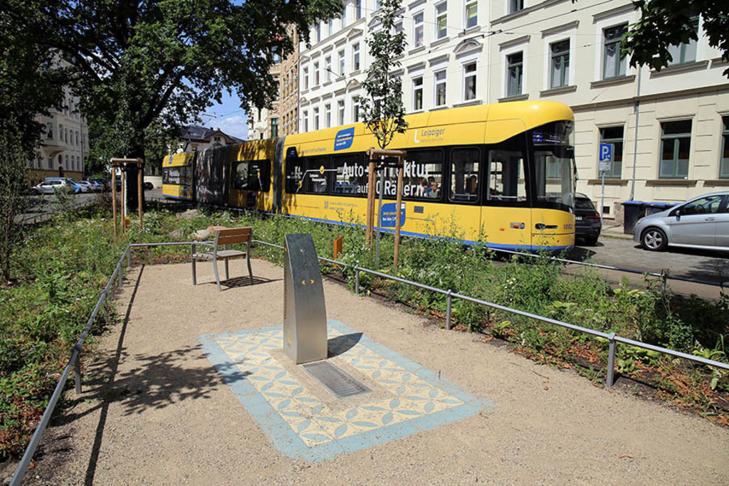 Leipziger Trinkbrunnen auf dem Gohliser Anger in der Menckestraße | Entdecke über 20 Kategorien Leipzig-Motive: Foto-Downloads, hochwertige Poster, Leinwand- & Fine-Art-Prints. Jetzt Lieblingsfoto im Bildlexikon Leipzig Shop bestellen!