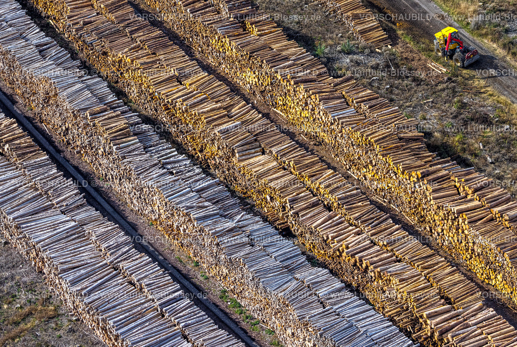 Bestwig220902098 | Luftbild, Waldschäden, Waldsterben, Holzstapel, Baumstämme, Formen und Farben, Ostwig, Bestwig, Ruhrgebiet, Nordrhein-Westfalen, Deutschland
