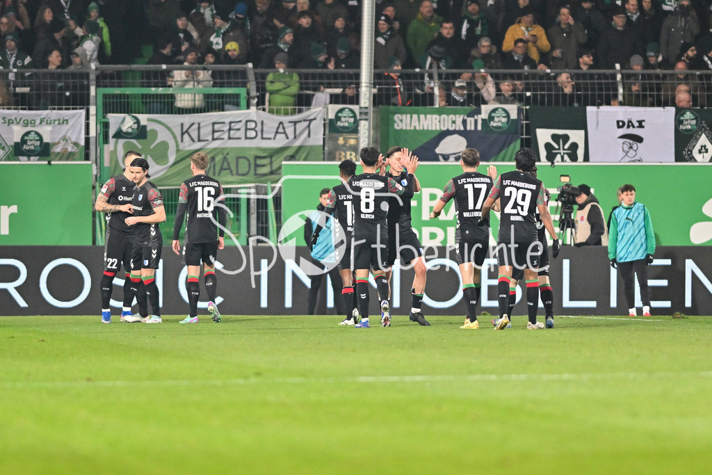 SpVgg Greuther Fürth - 1. FC Magdeburg | FUERTH, GERMANY - 06. FEBRUARY: Jubel der Magdeburger nach dem Treffer zum 1-5 durch Mateusz ZUKOWSKI (1. FC Magdeburg 22) / Tor / Torschuetze / Freude / Happy während dem Match zwischen der SpVgg Greuther Fürth und dem 1. FC Magdeburg am 21. Spieltag der 2. Bundesliga im Sportpark Ronhof Thomas Sommer