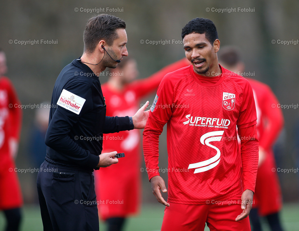 A_LUI_100224_16 | SPORT,FUSSBALL,TESTSPIEL ASKOE OEDT-SPG LASK AMATUERE 10.02.2024 IM BILD: (HENRIQUE VALDIR BARBOSA DA SILVA OEDT) UND SCHIEDSRICHTER ANDREAS FEICHTINGER  FOTO:FOTOLUI