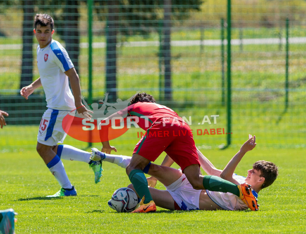 Portugal  U15 -Czech Republic U15 | MATYAS POTURNAY (Czech Republic #15) JOÃO SIMÕES (Portugal #10) ; Portugal  U15 -Czech Republic U15 am 29.04.2022 in Arnoldstein (Sportplatz), AUSTRIA, (Photo by Ernst Krawagner sport-fan.at) - Realisiert mit Pictrs.com