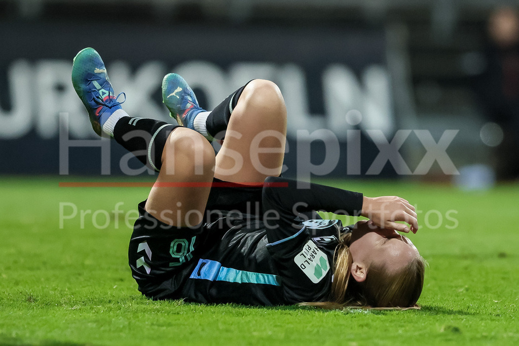 Fussball, DFB-Pokal Frauen, SC Fortuna Köln - SV Werder Bremen | v.li.: Emöke Papai (SV Werder Bremen, 16) liegt verletzt am Boden, Verletzung, Schmerzen, schmerzverzerrtes Gesicht, DIE DFB-RICHTLINIEN UNTERSAGEN JEGLICHE NUTZUNG VON FOTOS ALS SEQUENZBILDER UND/ODER VIDEOÄHNLICHE FOTOSTRECKEN. DFB REGULATIONS PROHIBIT ANY USE OF PHOTOGRAPHS AS IMAGE SEQUENCES AND/OR QUASI-VIDEO.