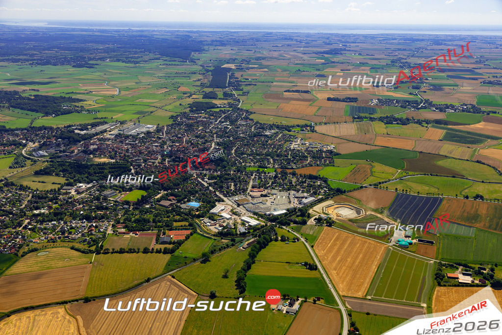Das Luftbild der Stadt Meldorf wurde 2022 vom Flugzeug heraus erstellt (keine Drohnen-Aufnahmen) Aufnahmehöhe ca.450 Meter- hohe Bildauflösung und Druck-Qualität. Garantiert!