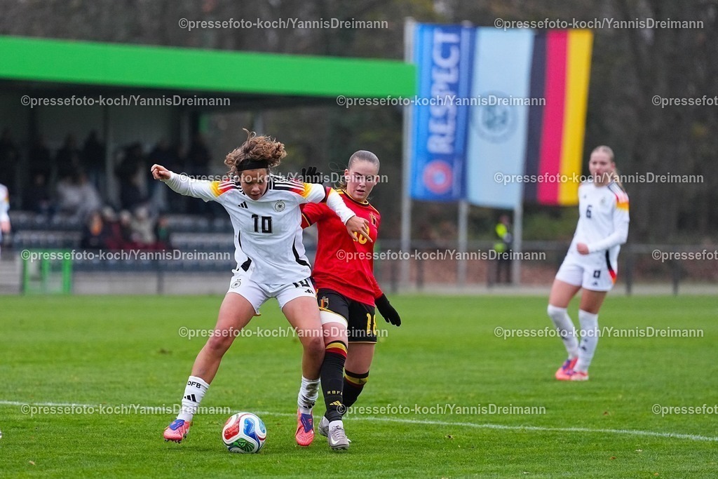 xYDRx26112501053 | 26.11.2025, xydrx, Fußball, Länderspiel, EM-Qualifikation U19-Frauen, Belgien - Deutschland, Sportschule Wedau: Rosa Rueckert (GER #10) im Zweikampf gegen Manon Baert (BEL #18)