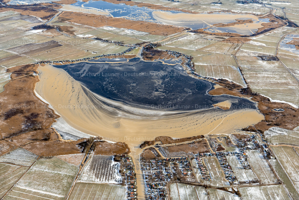 4044180 | winterliches Kleines Meer-Südteil bei Emden, HARSWEG 14.02.2021 Winterlich schneebedeckte Eisschollenstücke einer Treibeis- Schicht auf der Wasseroberfläche auf dem See  in Harsweg im Bundesland Niedersachsen, Deutschland. // Wintry snowy ice floe pieces of a drift ice layer on the water surface on See Hieve in Harsweg in the state Lower Saxony, Germany. Foto: Gerhard Launer