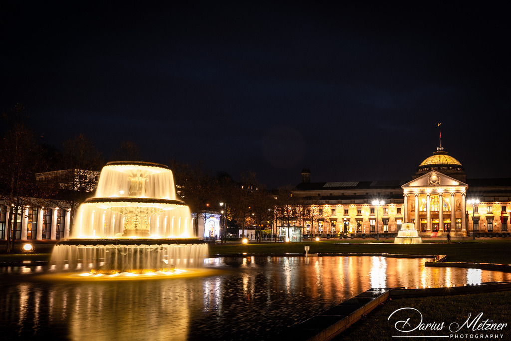 Wiesbaden | Bowling Green vor dem Kurhaus Wiesbaden bei Nacht 