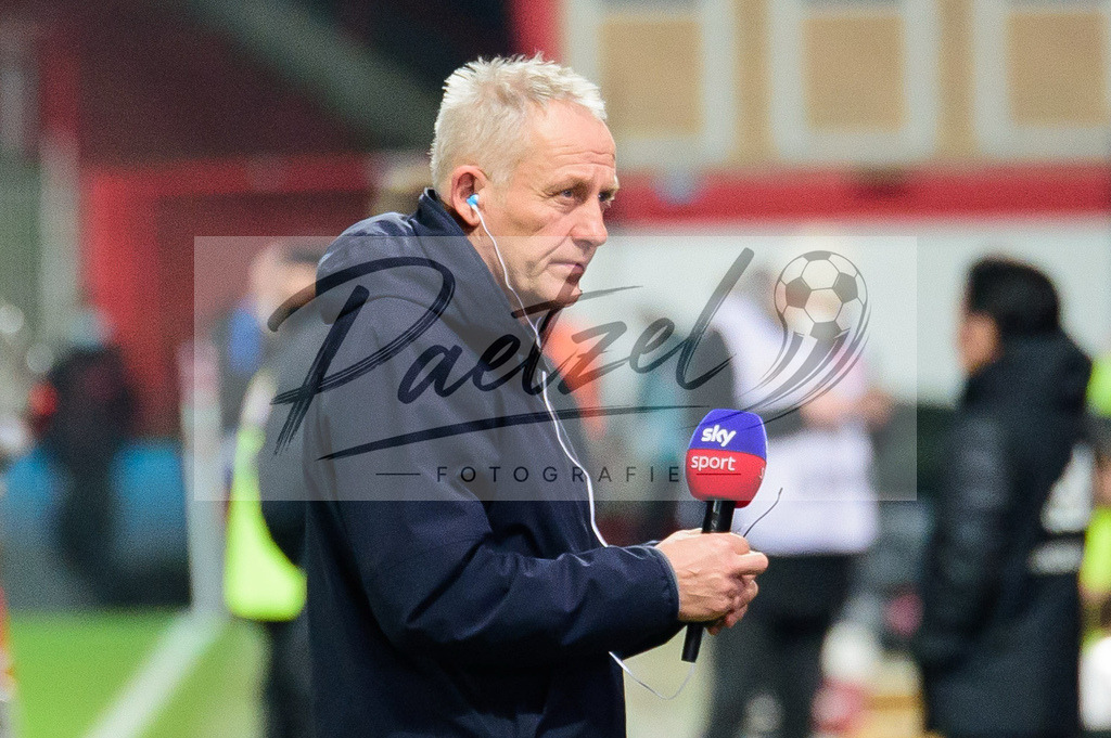 FCUFRE20211215_001 | Fussball, Herren: Trainer Christian Streich (SC Freiburg) schaut bei dem Spiel der 1. Bundesliga zwischen 1. FC Union Berlin und SC Freiburg im Stadion An der Alten Foersterei am 15.12.2021 in Berlin, Deutschland.DFB / DFL REGULATIONS PROHIBIT ANY USE OF PHOTOGRAPHS AS IMAGE SEQUENCES AND/OR QUASI-VIDEO. - Realisiert mit Pictrs.com