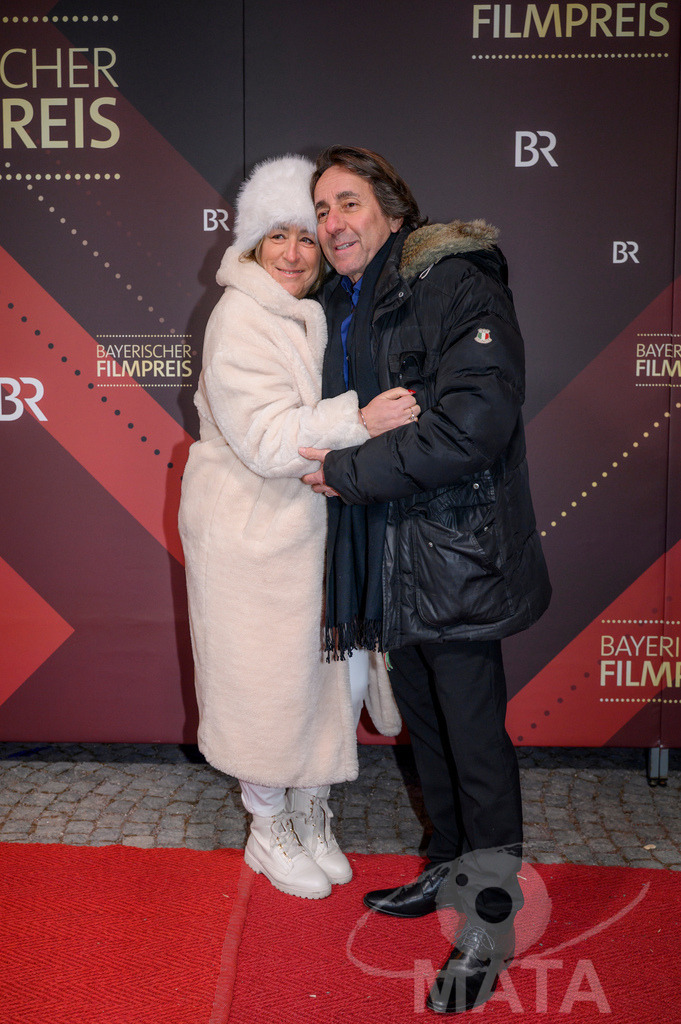 _DWI5415 | Dieter Landuris mit Ehefrau Natascha Landuris bei der Verleihung des 47. Bayerischen Filmpreises 2026  im Prinzregententheater. München, Deutschland. Der Bayerische Filmpreis wird seit 1979 von der Bayerischen Staatsregierung verliehen, um die Bedeutung des Kinofilms als Kulturgut herauszustellen - Realisiert mit Pictrs.com