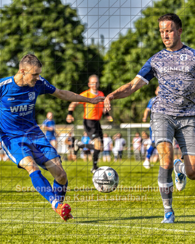 20250618_184513_0116-Bearbeitet | #,SG Erkenbrechtsweiler-Hochwang (blau) vs. TSV Berkheim (grau), Fußball, Entscheidungsspiel 2 in Bezirksliga - Bezirk Neckar/Fils, Saison 2024/2025, Rasenplatz, Erlengarten 37, 73087 Bad Boll, 18.06.2025 - 18:30 Uhr,Foto: PhotoPeet-Sportfotografie/Peter Harich
