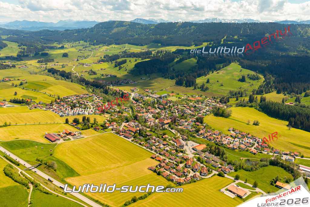 Das Luftbild zeigt :  Weitnau - Die Luftaufnahme wurde 2024 vom UL-Flugzeug aus erstellt ( keine Drohne ) - Hochauflösende Luftaufnahme - Für grossformatige Ausdrucke geeignet. Die Geschenkidee !Mit Lizenz und Bildrechte bestellbar