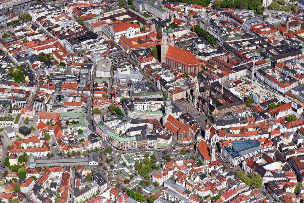 dr__0062972.jpg | MüNCHEN 29.04.2025 Platz- Ensemble Marienplatz am Rathaus mit der Frauenkirche im Innenstadt- Zentrum in München im Bundesland Bayern, Deutschland. Weiterführende Informationen bei: Landeshauptstadt München. // Square ensemble Marienplatz at the town hall with the Frauenkirche in the inner city center in Munich in the federal state of Bavaria, Germany. Further information at: Landeshauptstadt Muenchen. Foto: Daniel Reiter