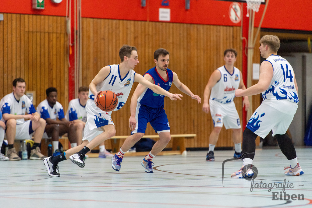 SV Ofenerdiek-TuS Ofen | SV Ofenerdiek (weiß)-TuS Ofen (blau) am 18.02.2024 in Ofenerdiek (Sporthalle Lagerstraße), Deutschland, Photo: Philip Eiben 2023 - Realisiert mit Pictrs.com