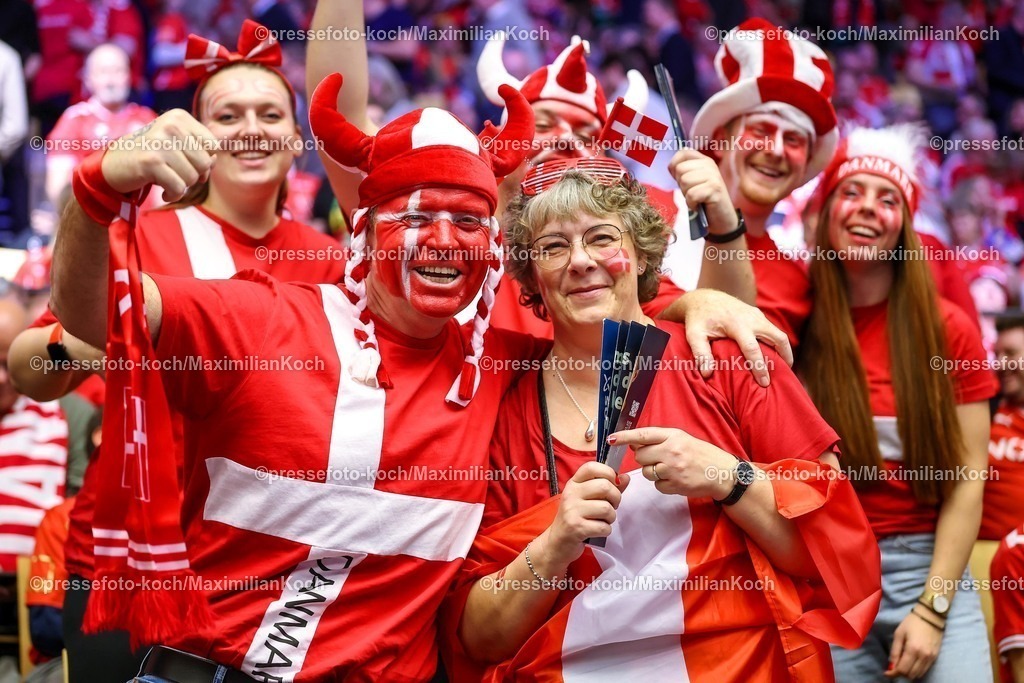 EHF24012602039 | 24.01.2026, Handball, Men's EHF EURO 2026, Dänemark -Spanien, Jyske Bank Boxen in Herning, Dänemark, Main Round: Dänsiche Fans haben gute Laune und machen Stimmung in der Halle