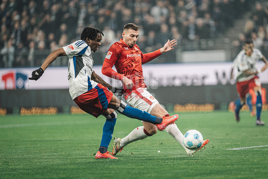 Fußball | Männer | Saison 2024/2025 | 2. Fußball-Bundesliga | 23. Spieltag | Hamburger SV vs. 1. FC Kaiserslautern | 21.02.2025 | Adedire Mebude (#16, HSV) schießt den Ball