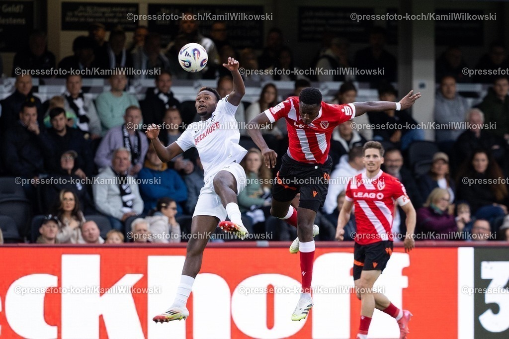 xKWI21092501035 | 21.09.2025,, xkwix, Fußball, Liga3, SC Verl - FC Energie Cottbus, Sportclub Arena: King Manu (Energie Cottbus #2) im Zweikampf gegen Chilohem Onuoha (SC Verl #27