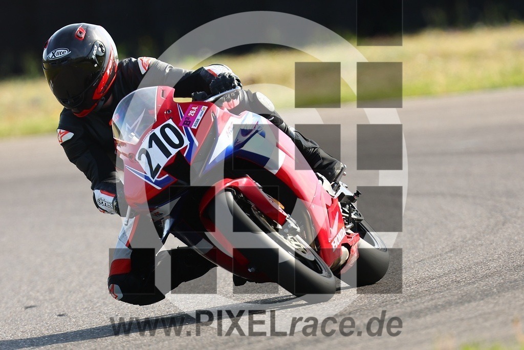 0210-20260426_00202 | Schöne Erinnerungen an spannende Momente - das festzuhalten ist unser Job. PIXELrace.de ist seit 2003 auf den Rennstrecken Europas unterwegs um die Action draußen beim Fahren und die wunderbare Stimmung imm Fahrerlager für euch einzufangen.