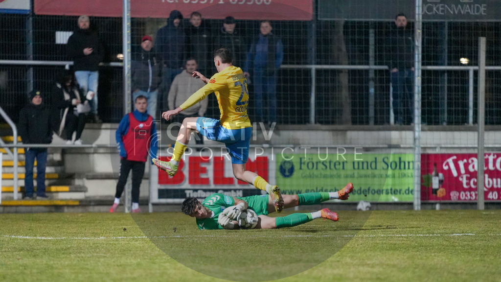 Fußball, Herren, Saison 2025/2026, Regionalliga Nordost, 20. Spieltag, FSV 63 Luckenwalde vs. 1.FC Magdeburg II, Mittwoch 04.03.2026, Werner-Seelenbinder-Stadion Luckenwalde, | Fußball, Herren, Saison 2025/2026, Regionalliga Nordost, 20. Spieltag, FSV 63 Luckenwalde vs. 1.FC Magdeburg II, Mittwoch 04.03.2026, Werner-Seelenbinder-Stadion Luckenwalde, Im Bild: Robert Kampa (unten Magdeburg) und Simon Gollnack (oben Luckenwalde) - Realisiert mit Pictrs.com