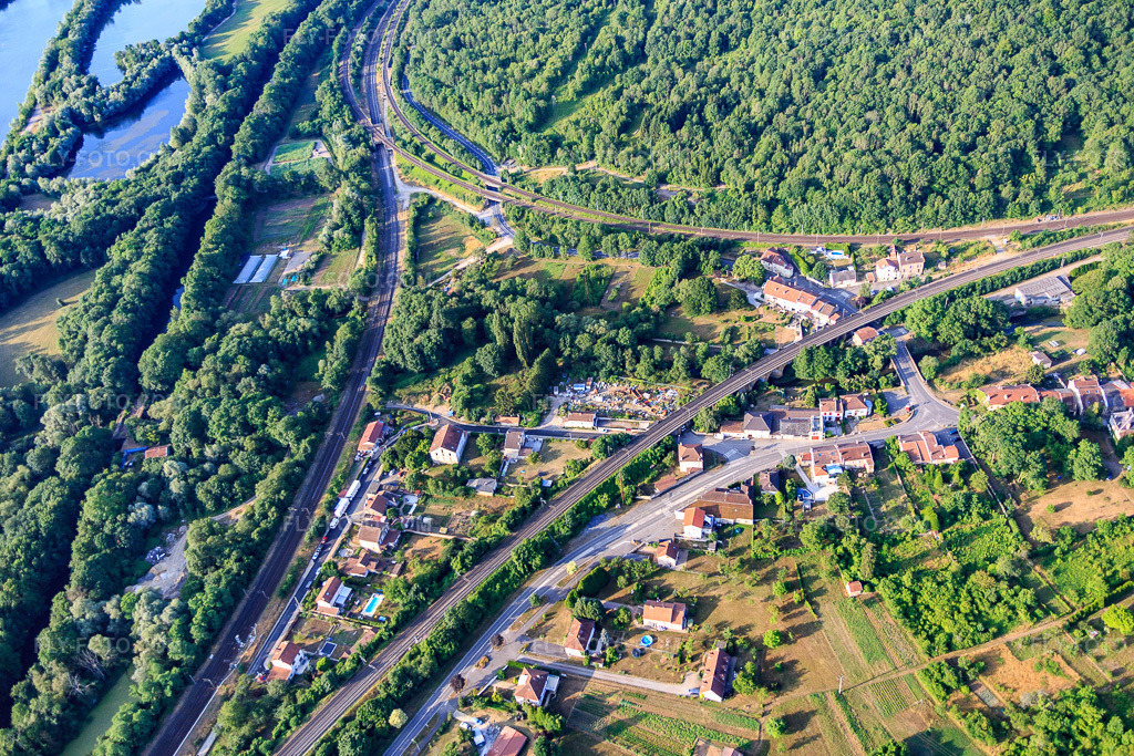 Aerial view: Gleisdreieck in Arnaville in the state Meurthe et Moselle, France. – Photo: IMG_083247.jpg taken on 07/12/2015 by Werner Riehm/FLY-FOTO.com – Resolution of the original: 5344 x 3563 px