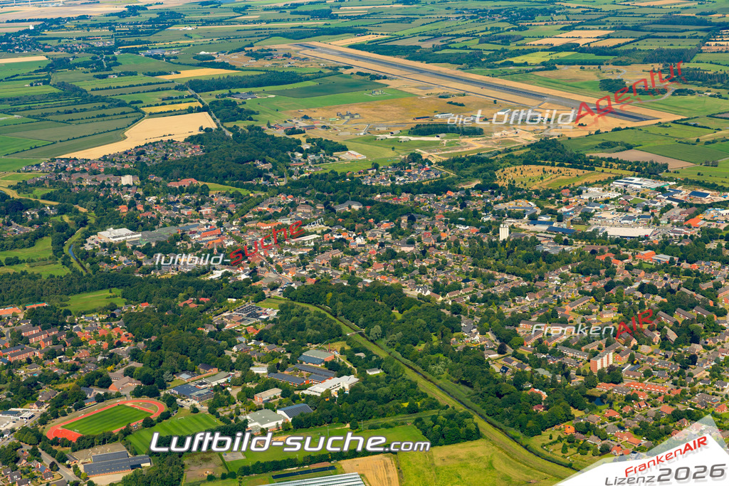 Das Luftbild der Stadt Leck wurde 2022 vom Flugzeug heraus erstellt (keine Drohnen-Aufnahmen) Aufnahmehöhe ca.450 Meter- hohe Bildauflösung und Druck-Qualität. Garantiert!