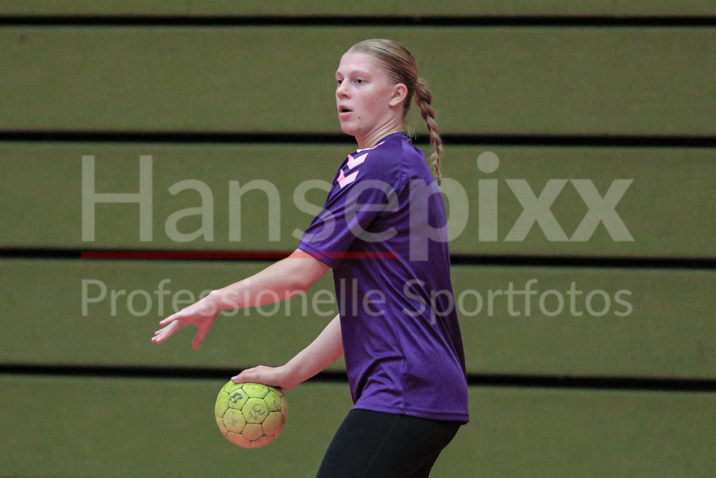Handball, 2. Bundesliga Frauen, Training SV Werder Bremen | v.li.: Jana Lüdersen (SV Werder Bremen) am Ball, Spielszene, Aktion, Action