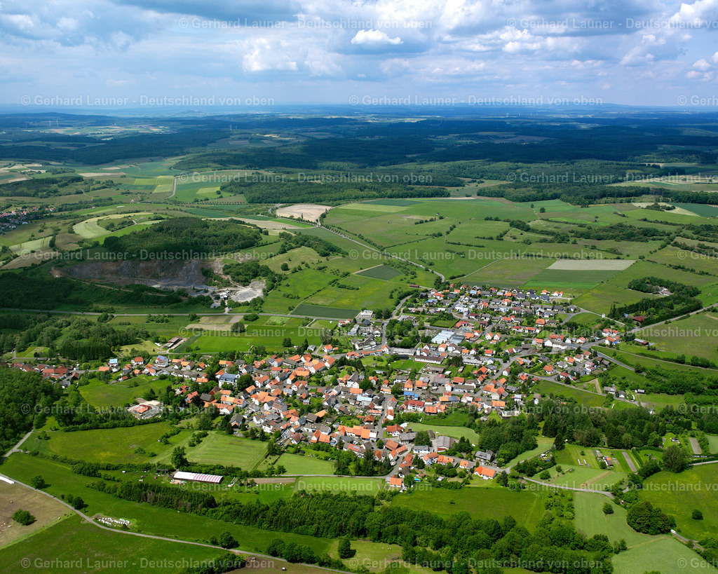 2614213 | OBER-OHMEN 09.06.2006 Landwirtschaftliche Nutzflächen und Feldgrenzen  umsäumen das Siedlungsgebiet des Dorfes in Ober-Ohmen im Bundesland Hessen, Deutschland // Agricultural land and field boundaries surround the settlement area of the village  in Ober-Ohmen in the state Hesse, Germany Foto: Gerhard Launer