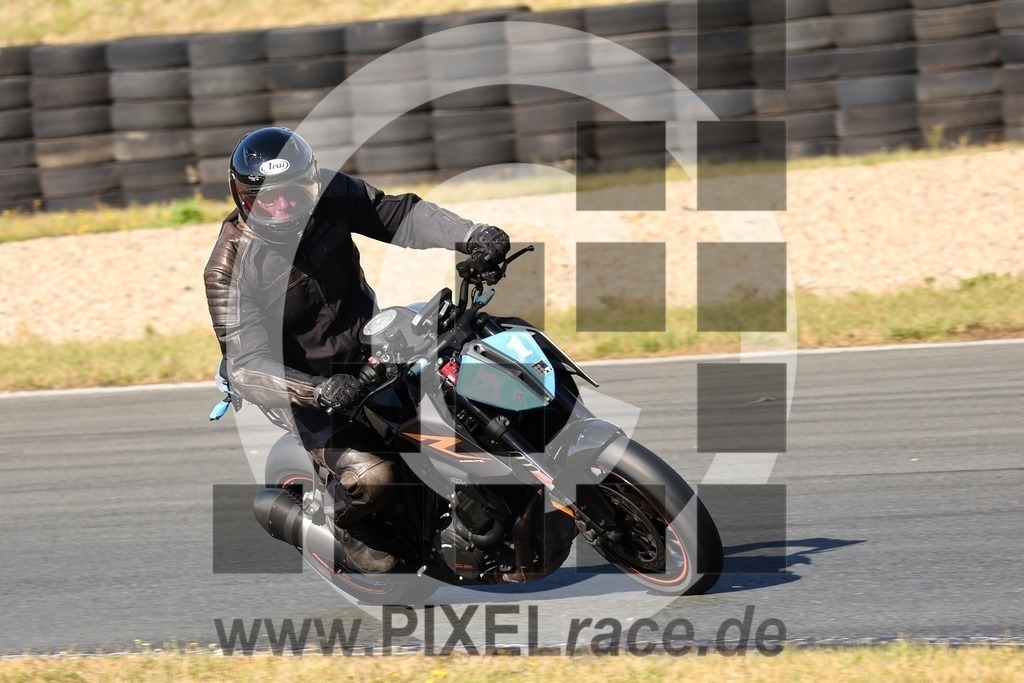 0031-20240912_00871 | Schöne Erinnerungen an spannende Momente - das festzuhalten ist unser Job. PIXELrace.de ist seit 2003 auf den Rennstrecken Europas unterwegs um die Action draußen beim Fahren und die wunderbare Stimmung imm Fahrerlager für euch einzufangen.