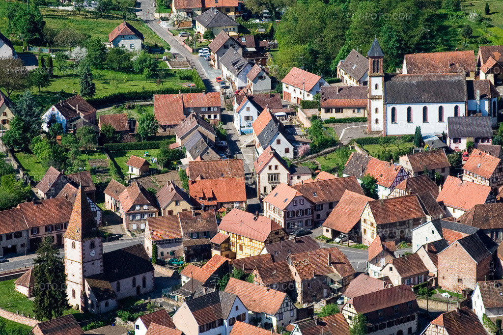 Aerial view: Church building in the village center in Weiterswiller in the state Bas-Rhin, France. – Photo: IMG_10871.jpg taken on 05/12/2008 by Werner Riehm/FLY-FOTO.com – Resolution of the original: 3014 x 2008 px