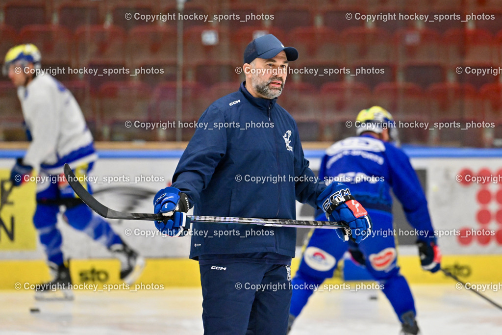 Eistrainig EC VSV mit Headcoach Pierre Allard | Eistraining EC VSV mit Headcoach Pierre Allard, 1.Eistraining EC VSV mit Headcoach Pierre Allard am 02.12.2025 in Villach (Stadthalle Villach), Austria, (Photo by Bernd Stefan)