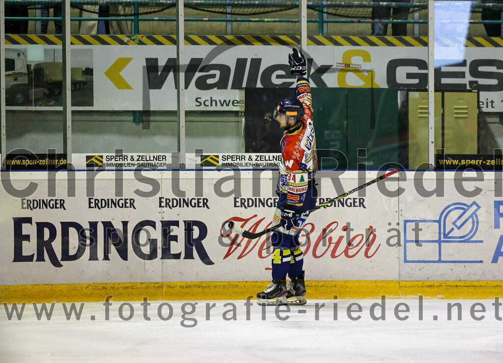 2022-12-09_125_TSV_Erding_gegen_EHC_Waldkraiburg | Erding, Deutschland, 09.12.2022:
Eishockey, Bayernliga 2022 / 2023, 19. Spieltag, TSV Erding gegen EHC Waldkraiburg, Endergebnis: 9:2

Leon Decker (EHC Waldkraiburg, #34)

Foto: Christian Riedel / fotografie-riedel.net