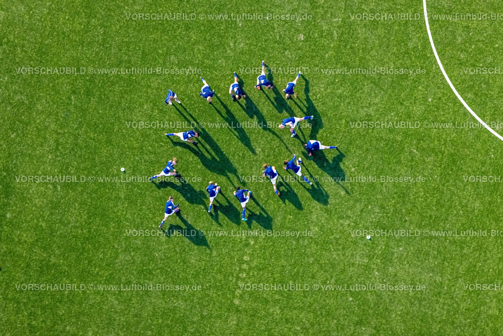 Gelsenkirchen221102197noerdlich | Luftbild, Fußballspieler Training, Trainingsplatz der VELTINS-Arena, Bundesligastadion des Fußballvereins FC Schalke 04, Erle, Gelsenkirchen, Ruhrgebiet, Nordrhein-Westfalen, Deutschland