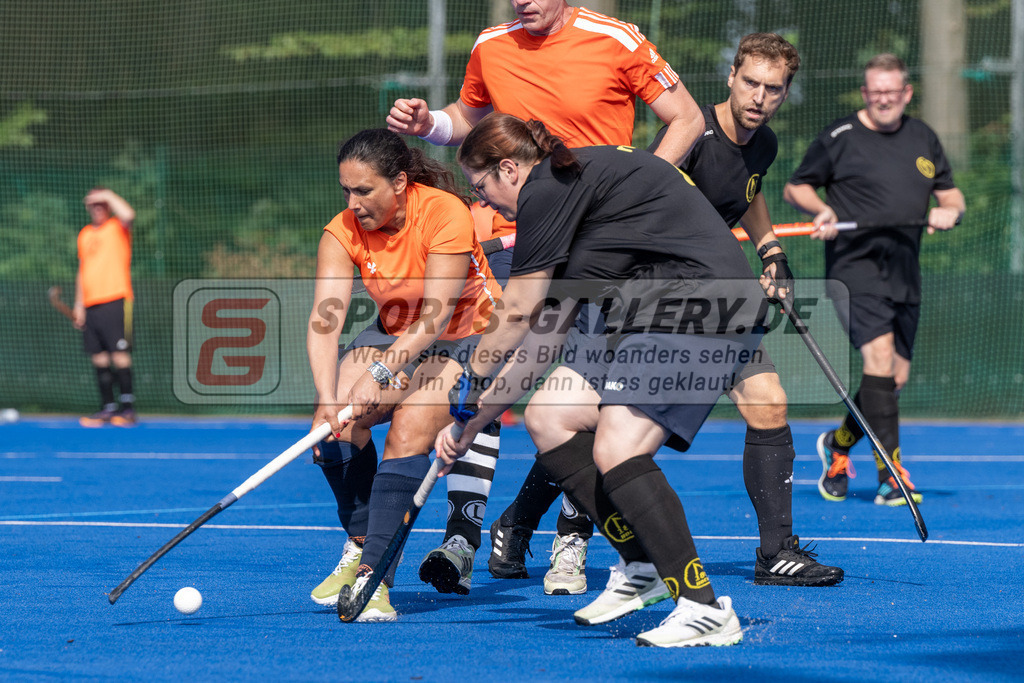 SFE_20240817_0012 | Krefeld, Deutschland, 17.08.2024:  European Cup for Recreational Hockey Players im KTHC Stadion Rot-Weiss Köln Tennis and Hockey Club am 17.08.2024 in Krefeld, Deutschland. (Foto von Stephan Fehrmann)Krefeld, Germany, 17.08.2024: European Cup for Recreational Hockey Players in KTHC Stadion Rot-Weiss Köln Tennis and Hockey Club at 17.08.2024 in Krefeld, Deutschland. (Foto from Stephan Fehrmann)